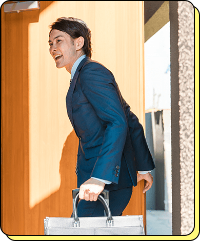 鞄を持って出社する男性社員